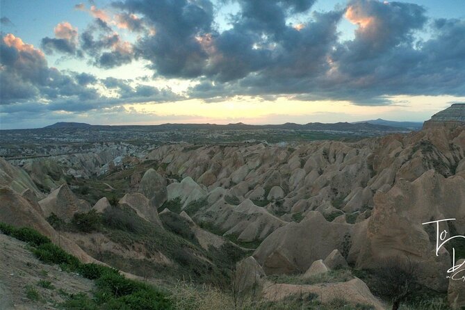 Red & Rose Valley Sunset Hiking Tour with a Trekking Dog "Oscar" - Meet Your Guide and Manage the Oscar Question